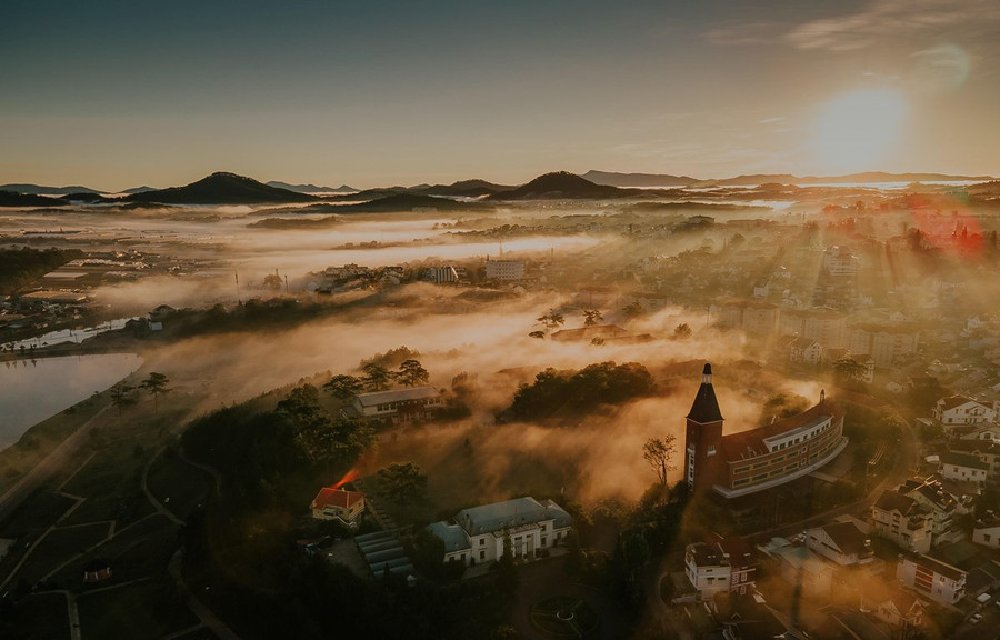 Đà Lạt là điểm dừng chân yêu thích của không những khách nội địa mà ngày càng hấp dẫn đông du khách quốc tế. (Ảnh: PV/Vietnam+) Đà Lạt là điểm dừng chân yêu thích của không những khách nội địa mà ngày càng hấp dẫn đông du khách quốc tế. (Ảnh: PV/Vietnam+)
