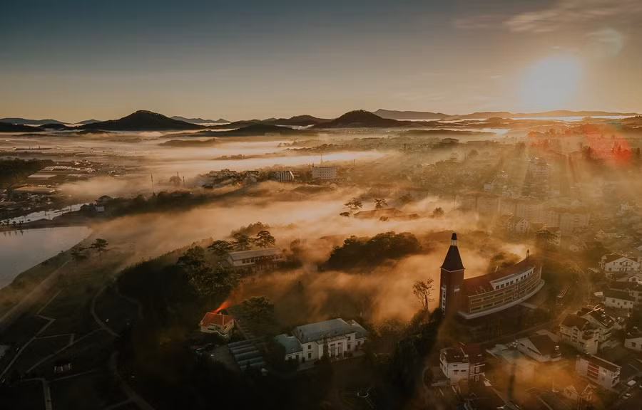 Đà Lạt là điểm dừng chân yêu thích của không những khách nội địa mà ngày càng hấp dẫn đông du khách quốc tế. (Ảnh: PV/Vietnam+)