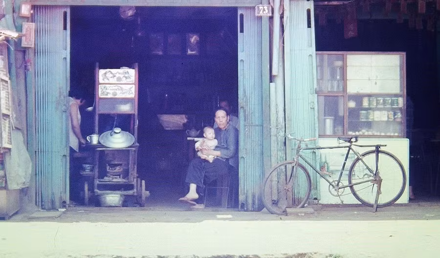 Quán mì Tân Ký trên đường Hoàng Diệu (năm 1968), nay là đường Hùng Vương (TP.Pleiku). Hình tư liệu Nguyễn Quang Hiền