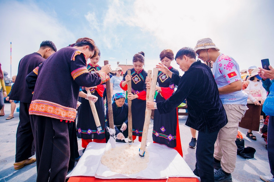 Du khách được tự tay làm và thưởng thức các món ăn ngon lành Du khách được tự tay làm và thưởng thức các món ăn ngon lành