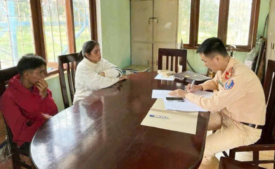 Công an huyện Đức Cơ xử lý trường hợp vi phạm Luật Giao thông đường bộ xảy ra trên địa bàn. Ảnh: R.H Công an huyện Đức Cơ xử lý trường hợp vi phạm Luật Giao thông đường bộ xảy ra trên địa bàn. Ảnh: R.H