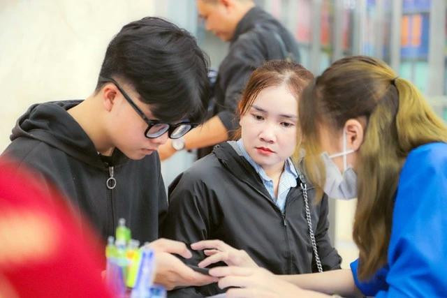 Thí sinh làm thủ tục nhập học Trường ĐH Nguyễn Tất Thành. Năm nay trường này duy trì mức thưởng tết tất cả cán bộ, GV, nhân viên như nhau. Theo đó, mỗi người sẽ nhận thưởng ở mức 1,5 lần so với lương thỏa thuận. Ảnh: ĐÀO NGỌC THẠCH Thí sinh làm thủ tục nhập học Trường ĐH Nguyễn Tất Thành. Năm nay trường này duy trì mức thưởng tết tất cả cán bộ, GV, nhân viên như nhau. Theo đó, mỗi người sẽ nhận thưởng ở mức 1,5 lần so với lương thỏa thuận. Ảnh: ĐÀO NGỌC THẠCH