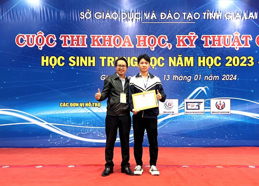 Nguyễn Đức Danh (bìa phải) nhận giải thưởng tại Cuộc thi Khoa học, kỹ thuật học sinh trung học năm học 2023-2024. Ảnh: H.Đ.T Nguyễn Đức Danh (bìa phải) nhận giải thưởng tại Cuộc thi Khoa học, kỹ thuật học sinh trung học năm học 2023-2024. Ảnh: H.Đ.T