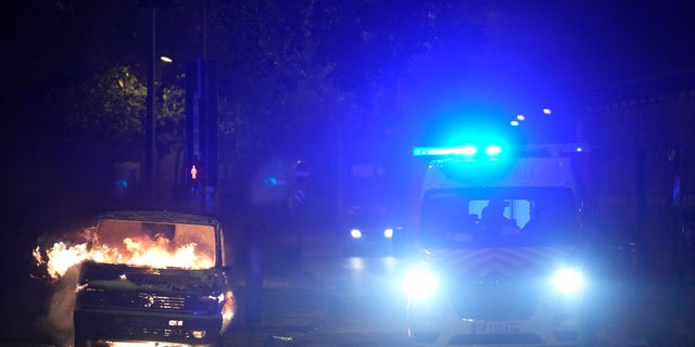 Ô tô cháy ở Nanterre, ngoại ô Paris, Pháp, ngày 1-7. Ảnh: AP Đêm bạo loạn thứ 5 ở Pháp: Binh sĩ tới các thành phố điểm nóng - Ảnh 2.