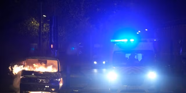 Đêm bạo loạn thứ 5 ở Pháp: Binh sĩ tới các thành phố điểm nóng - Ảnh 2.