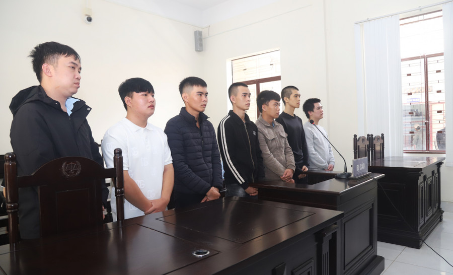 Nguyễn Xuân Bảo Long (thứ 3 từ trái qua) và 6 bị cáo bị khác tại phiên tòa xét xử sơ thẩm công khai vào sáng 30/7