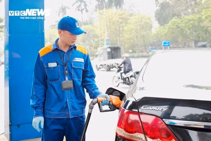 Giá xăng dự báo tăng nhẹ. (Ảnh: Công Hiếu). Giá xăng dự báo tăng nhẹ. (Ảnh: Công Hiếu).