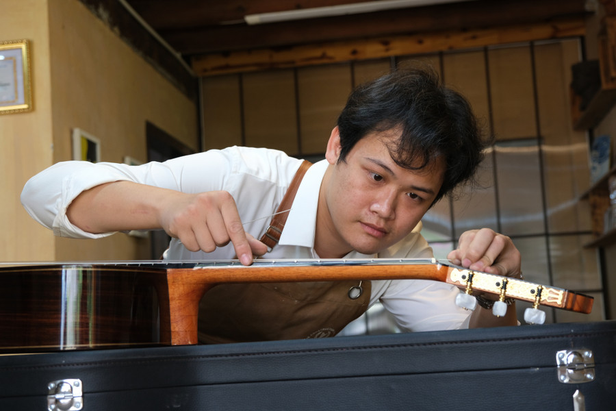 Từng dây đàn được điều chỉnh để tạo ra âm thanh chuẩn nhất, ưng ý nhất