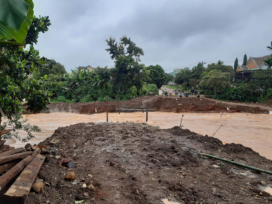 Đoạn đường đắp tạm bị nước cuốn trôi tại xã Bờ Ngoong, huyện Chư Sê. Ảnh: Nguyễn Diệp Đoạn đường đắp tạm bị nước cuốn trôi tại xã Bờ Ngoong, huyện Chư Sê. Ảnh: Nguyễn Diệp