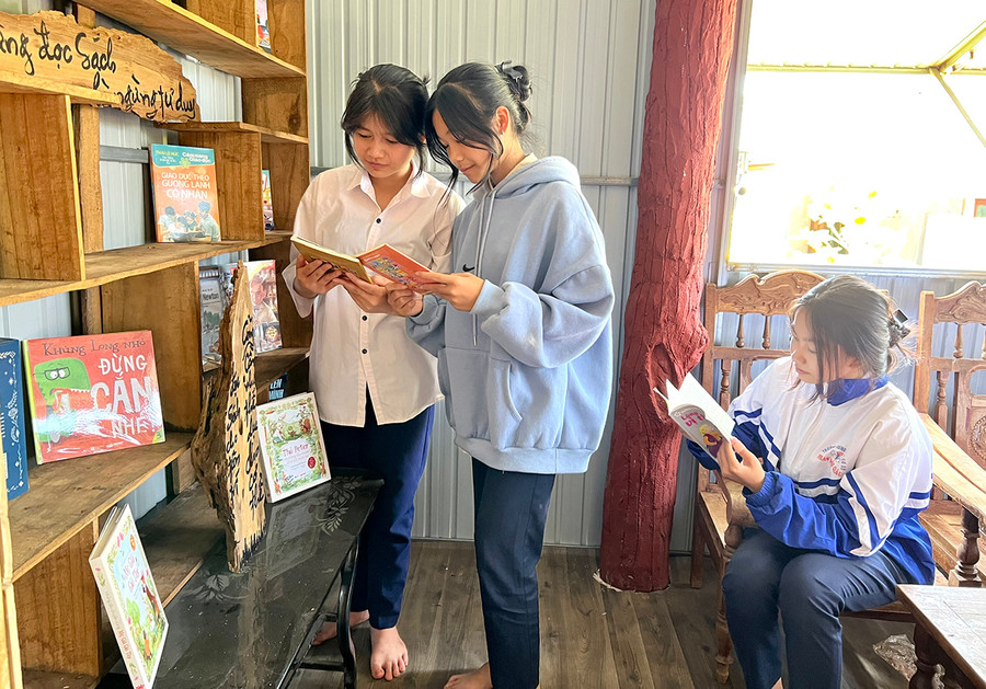 Các em học sinh Trường THCS Phan Bội Châu đọc sách tại thư viện do thầy giáo Ngô Hồng Phong xây dựng. Ảnh: P.L Các em học sinh Trường THCS Phan Bội Châu đọc sách tại thư viện do thầy giáo Ngô Hồng Phong xây dựng. Ảnh: P.L