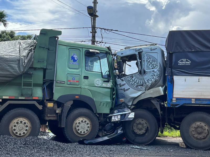 Hiện trường vụ tai nạn giao thông đặc biệt nghiêm trọng khiến 3 thành viên CLB Hoàng Anh Gia Lai tử vong tại chỗ.