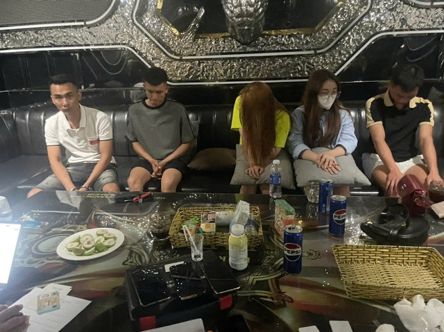 Nhóm thanh niên nam nữ vào quán karaoke chơi ma túy.