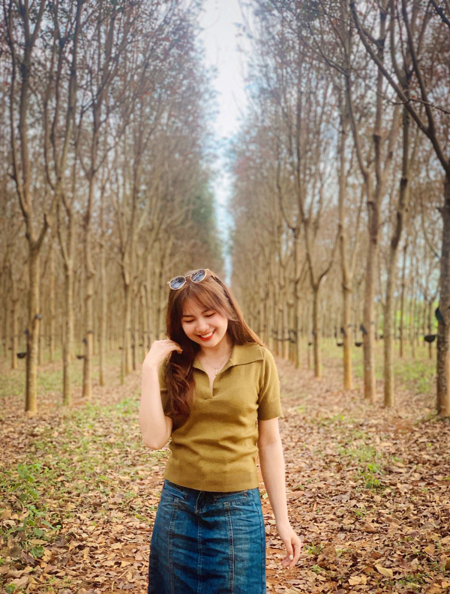 Mùa cao su rụng lá thu hút rất nhiều bạn trẻ trải nghiệm, chụp ảnh. Mùa cao su rụng lá thu hút rất nhiều bạn trẻ trải nghiệm, chụp ảnh.