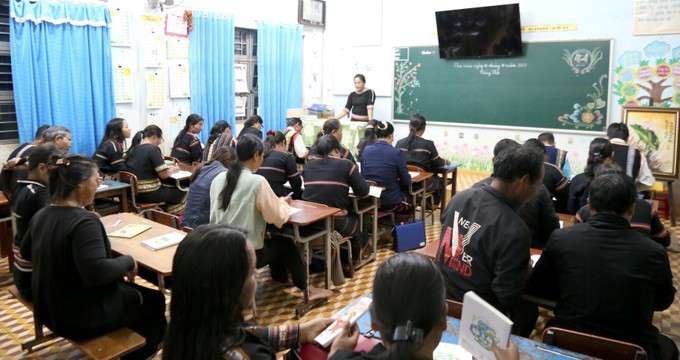 Lớp học xóa mù chữ cho đồng bào dân tộc thiểu số tại điểm trường Tiểu học Ngô Mây (xã Ia Dêr, huyện Ia Grai) vẫn sáng đèn vào mỗi tối trong tuần. Ảnh: Quang Thái- TTXVN