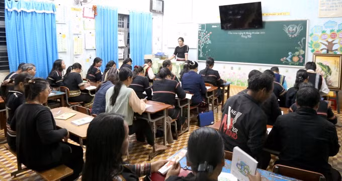 Lớp học xóa mù chữ cho đồng bào dân tộc thiểu số tại điểm trường Tiểu học Ngô Mây (xã Ia Dêr, huyện Ia Grai) vẫn sáng đèn vào mỗi tối trong tuần. Ảnh: Quang Thái- TTXVN