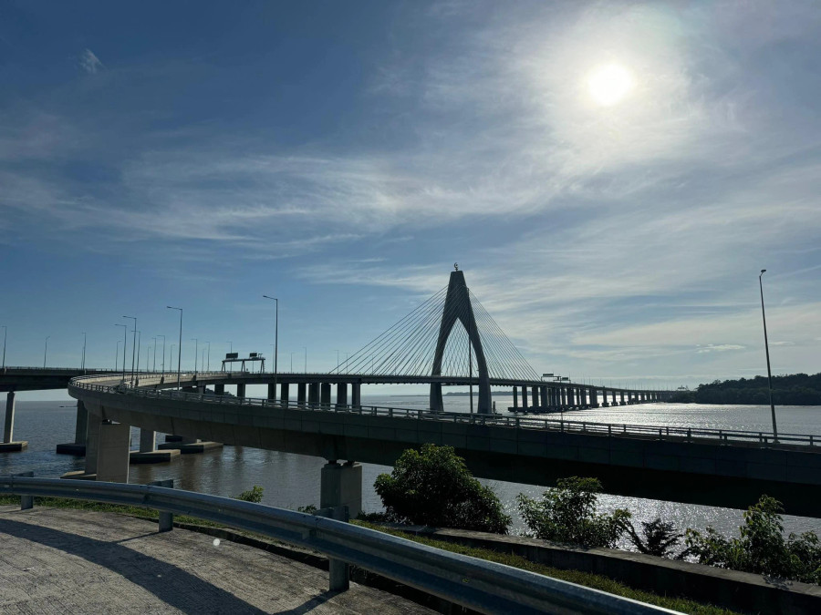 Nhờ cây cầu Sultan HajiOmar Ali Saifuddie, hành khách dễ dàng đi lại giữa 2 vùng lãnh thổ của Brunei thay vì phải mất 2 giờ đồng hồ đi vòng qua Malaysia như trước. Ảnh: Anh Thư Nhờ cây cầu Sultan HajiOmar Ali Saifuddie, hành khách dễ dàng đi lại giữa 2 vùng lãnh thổ của Brunei thay vì phải mất 2 giờ đồng hồ đi vòng qua Malaysia như trước. Ảnh: Anh Thư