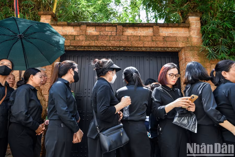 Dòng người xếp hàng dài trên đường dẫn vào Nhà văn hóa thôn Lại Đà.