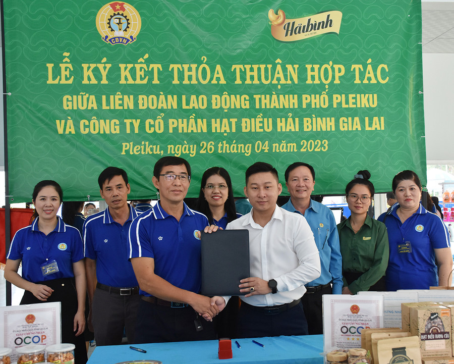 Lễ ký kết thỏa thuận hợp tác giữa LĐLĐ TP. Pleiku và Công ty cổ phần Hạt điều Hải Bình Gia Lai. Ảnh: Đinh Yến Lễ ký kết thỏa thuận hợp tác giữa LĐLĐ TP. Pleiku và Công ty cổ phần Hạt điều Hải Bình Gia Lai. Ảnh: Đinh Yến