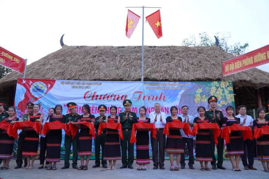 Bộ đội Biên phòng và bà con cắt băng khánh thành nhà rông thôn. Ảnh: DN Bộ đội Biên phòng và bà con cắt băng khánh thành nhà rông thôn. Ảnh: DN