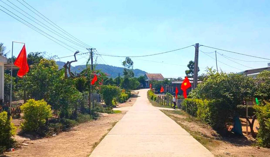 Đường làng Pốt (xã Song An) rực rỡ sắc cờ Tổ quốc. Ảnh: Ngọc Minh Đường làng Pốt (xã Song An) rực rỡ sắc cờ Tổ quốc. Ảnh: Ngọc Minh