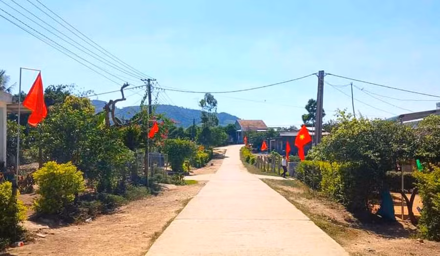 Đường làng Pốt (xã Song An) rực rỡ sắc cờ Tổ quốc. Ảnh: Ngọc Minh
