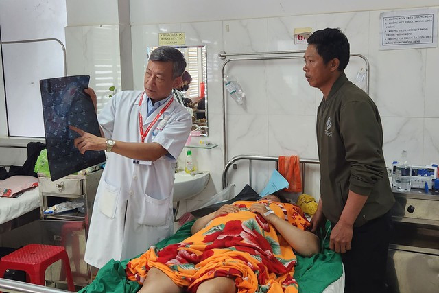 Đắk Lắk: Phẫu thuật cấp cứu người phụ nữ hái cà phê ngã giếng gãy cột sống - Ảnh 1. Bác sĩ CK2 Huỳnh Như Đồng, Trưởng khoa Ngoại thần kinh, BVĐK vùng Tây Nguyên, kiểm tra sức khỏe cho bệnh nhân sau phẫu thuật. Ảnh: SỞ Y TẾ ĐẮK LẮK