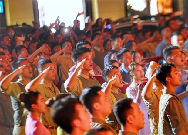 Các diễn viên thực hiện nghi thức chào cờ trước bài &quot;Tiến quân ca&quot; - Quốc ca nước Cộng hòa Xã hội Chủ nghĩa Việt Nam. (Ảnh: Tuấn Đức/TTXVN)