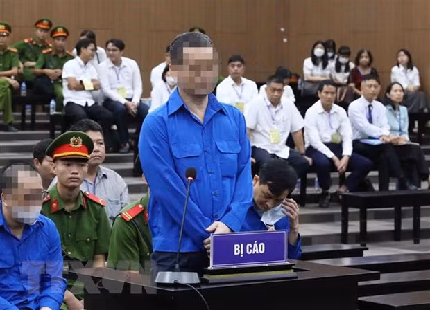 Bị cáo Nguyễn Mạnh Hùng, cựu Phó Tổng Giám đốc Tổng Công ty Phát triển Đường Cao tốc Việt Nam (VEC) khai báo trước tòa. (Ảnh: Phạm Kiên/TTXVN)