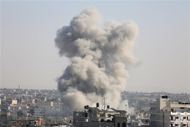 Khói bốc lên sau cuộc không kích của Israel xuống Rafah, Dải Gaza, ngày 26/10/2023. (Ảnh: THX/TTXVN) Khói bốc lên sau cuộc không kích của Israel xuống Rafah, Dải Gaza, ngày 26/10/2023. (Ảnh: THX/TTXVN)