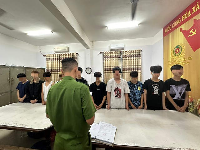 Công an khởi tố, bắt tạm giam nhóm đối tượng gây náo loạn đường phố Đà Nẵng. Công an khởi tố, bắt tạm giam nhóm đối tượng gây náo loạn đường phố Đà Nẵng.