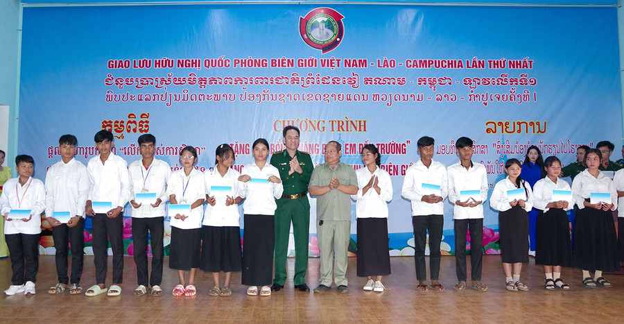 Trao học bổng cho các em học sinh. Ảnh: Vĩnh Hoàng Trao học bổng cho các em học sinh. Ảnh: Vĩnh Hoàng