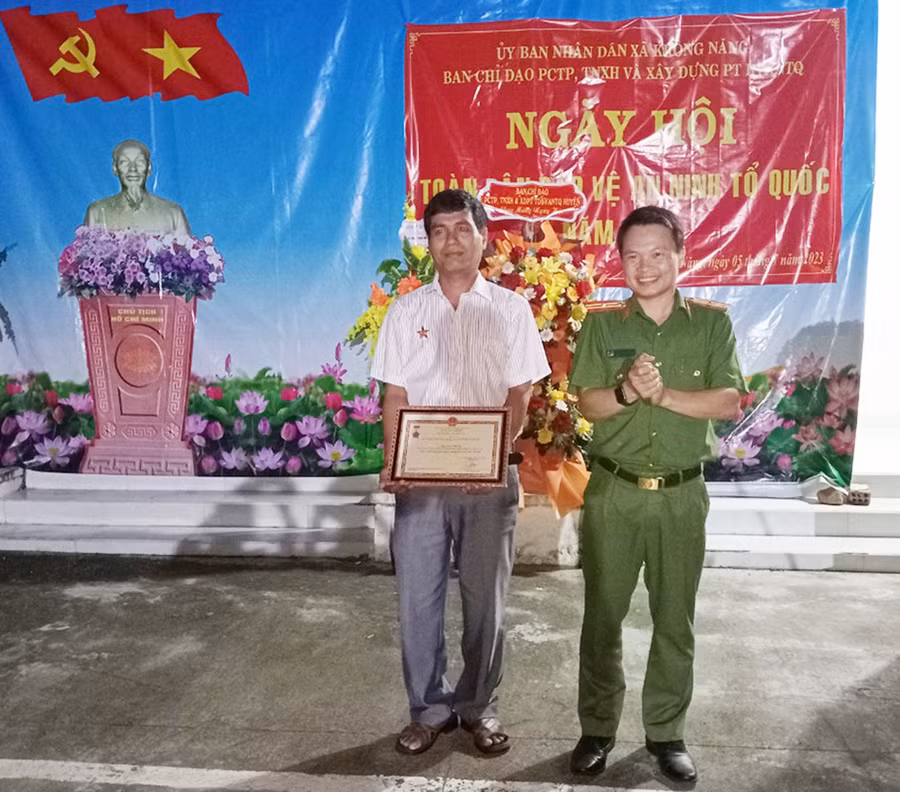 Thiếu tá Nguyễn Thành Chung-Phó Trưởng Công an huyện Krông Pa trao tặng Kỷ niệm chương của Bộ Công an cho ông Kpă Thuân-Chủ tịch UBND xã Krông Năng vì đã có nhiều đóng góp trong sự nghiệp Bảo vệ an ninh Tổ quốc. Ảnh: Nguyễn Chi