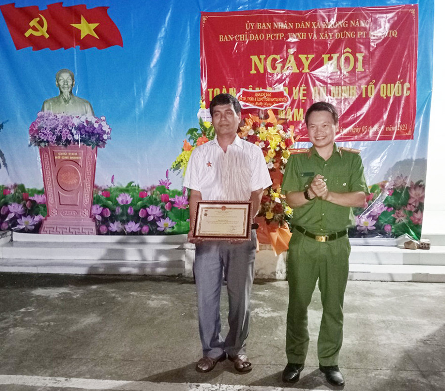 Thiếu tá Nguyễn Thành Chung-Phó Trưởng Công an huyện Krông Pa trao tặng Kỷ niệm chương của Bộ Công an cho ông Kpă Thuân-Chủ tịch UBND xã Krông Năng vì đã có nhiều đóng góp trong sự nghiệp Bảo vệ an ninh Tổ quốc. Ảnh: Nguyễn Chi