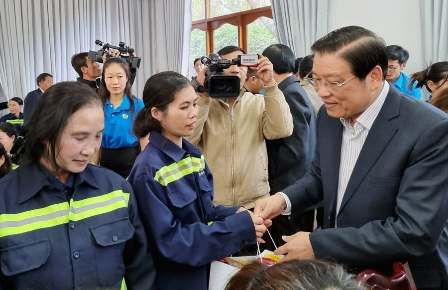 Đồng chí Phan Đình Trạc trao quà cho công nhân Công ty cổ phần dịch vụ đô thị Đà Lạt