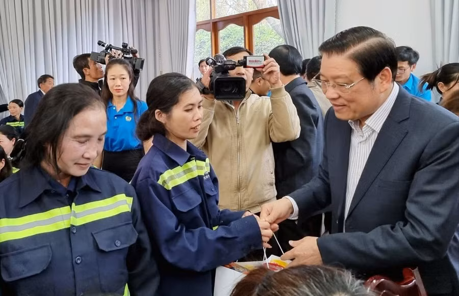 Đồng chí Phan Đình Trạc trao quà cho công nhân Công ty cổ phần dịch vụ đô thị Đà Lạt