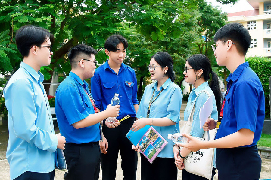 Các em học sinh Trường THPT chuyên Hùng Vương tham gia hoạt động tư vấn-tiếp sức mùa thi để có thêm trải nghiệm, rèn sự tự tin. Ảnh: Đức Thụy