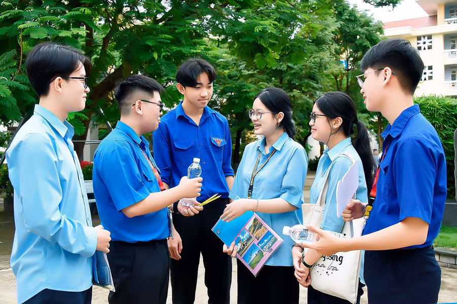 Các em học sinh Trường THPT chuyên Hùng Vương tham gia hoạt động tư vấn-tiếp sức mùa thi để có thêm trải nghiệm, rèn sự tự tin. Ảnh: Đức Thụy