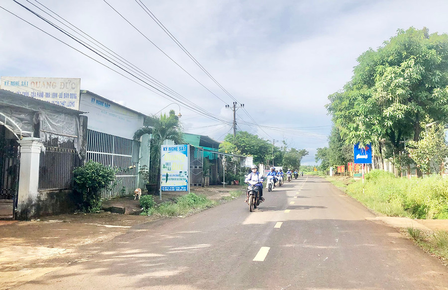 Đường liên xã Ia Pnôn-Ia Nan hoàn thành giúp người dân đi lại thuận lợi. Ảnh: L.N