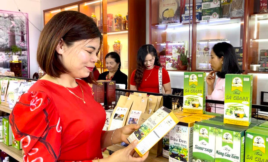 Việc đẩy mạnh bán hàng qua kênh online để tăng khả năng tiếp cận khách đã giúp nhiều cơ sở tìm kiếm đầu ra ổn định. Ảnh: Vũ Thảo Việc đẩy mạnh bán hàng qua kênh online để tăng khả năng tiếp cận khách đã giúp nhiều cơ sở tìm kiếm đầu ra ổn định. Ảnh: Vũ Thảo