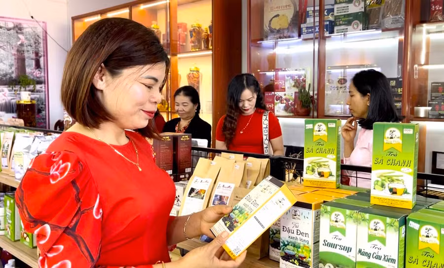 Việc đẩy mạnh bán hàng qua kênh online để tăng khả năng tiếp cận khách đã giúp nhiều cơ sở tìm kiếm đầu ra ổn định. Ảnh: Vũ Thảo