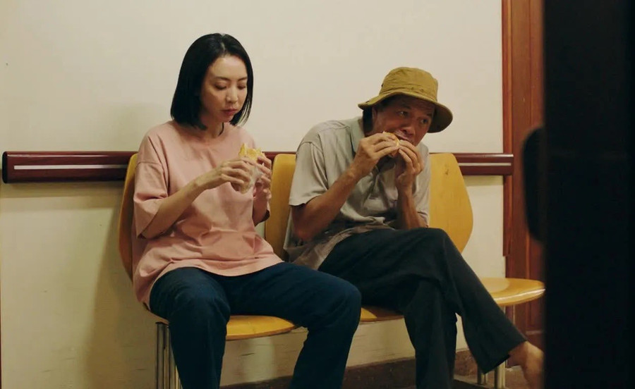 Thái Hòa và Thu Trang vào vai cha con trong Con Nhót mót chồng. Thái Hòa và Thu Trang vào vai cha con trong Con Nhót mót chồng.