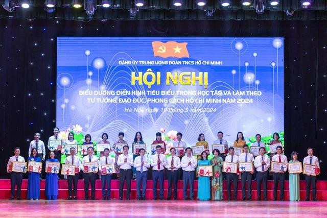 Các đại biểu tham dự hội nghị và các đảng viên tiêu biểu được tuyên dương Các đại biểu tham dự hội nghị và các đảng viên tiêu biểu được tuyên dương