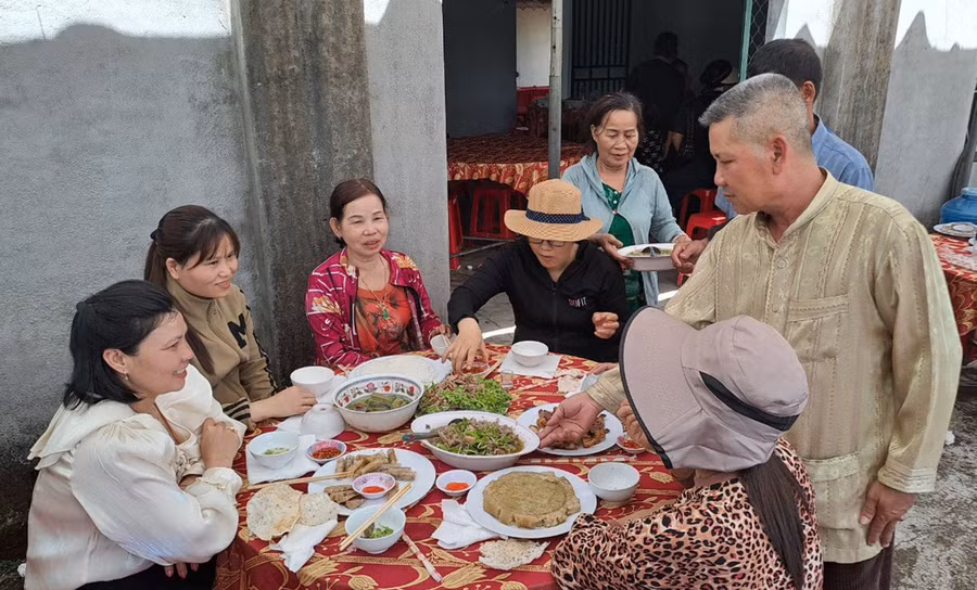 Ông Nguyễn Đình Khương-Chánh bái miếu An Tân (phường An Tân, thị xã An Khê) giới thiệu món xáo chuối tại lễ cúng mùa xuân. Ảnh: L.H.S