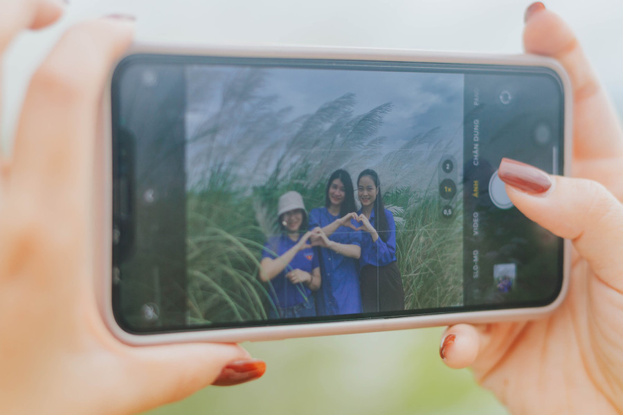 Tranh thủ ghi lại những khoảnh khắc đẹp cuối tuần. Ảnh: BÁ CƯỜNG