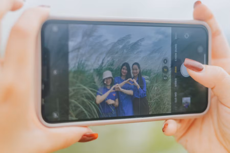 Tranh thủ ghi lại những khoảnh khắc đẹp cuối tuần. Ảnh: BÁ CƯỜNG