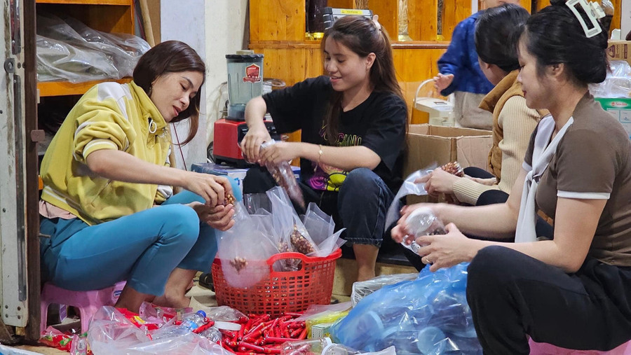 Người dân hỗ trợ chia quà thành từng suất tại các điểm tiếp nhận. Ảnh: HT