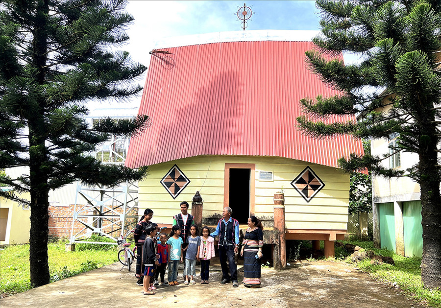 Nhà rông làng Ia Nueng, xã Biển Hồ. Ảnh: Phạm Ngọc Nhà rông làng Ia Nueng, xã Biển Hồ. Ảnh: Phạm Ngọc