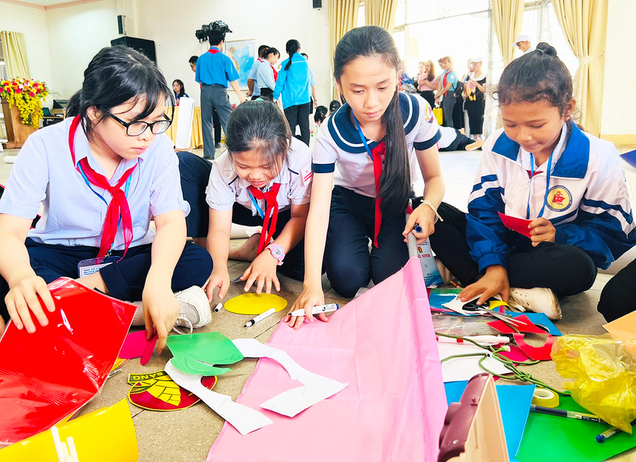Các thí sinh tham gia phần thi trang trí cờ lệnh, băng reo. Ảnh M.N
