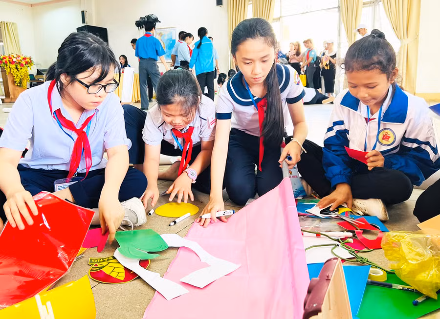 Các thí sinh tham gia phần thi trang trí cờ lệnh, băng reo. Ảnh M.N