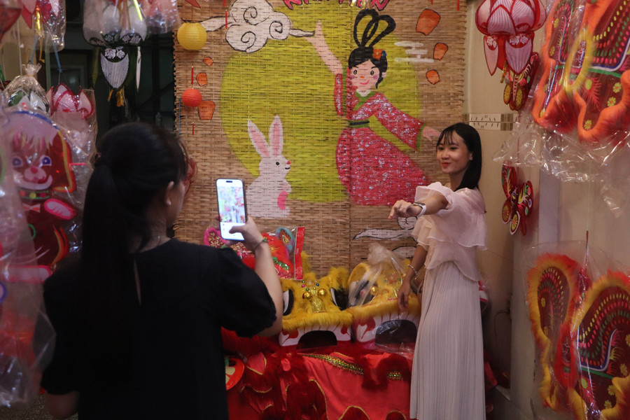 Trung thu là tết thiếu nhi, vì sao người lớn lại đi chơi nhiều? - Ảnh 2. Ảnh: PHÚC KHA